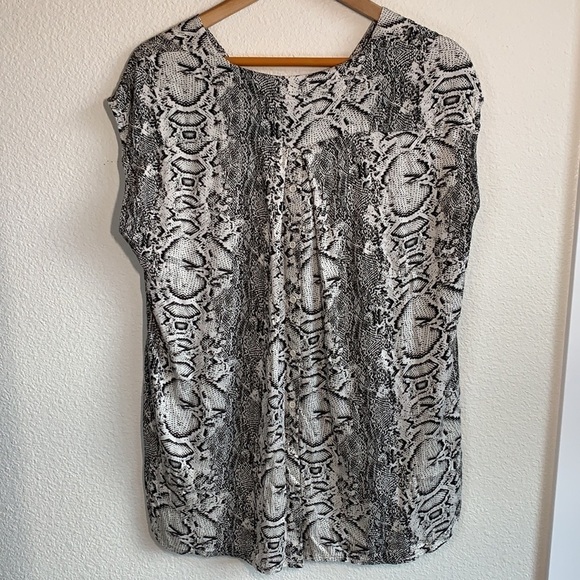 Tribal Sleeveless V-Neck Snakeskin Split Back Top - Picture 9 of 9